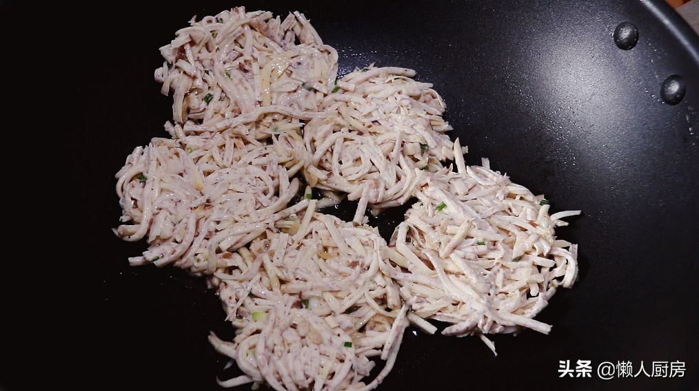 这是香煎芋头饼的做法，火候不能大，要用小火慢煎，才外脆里软