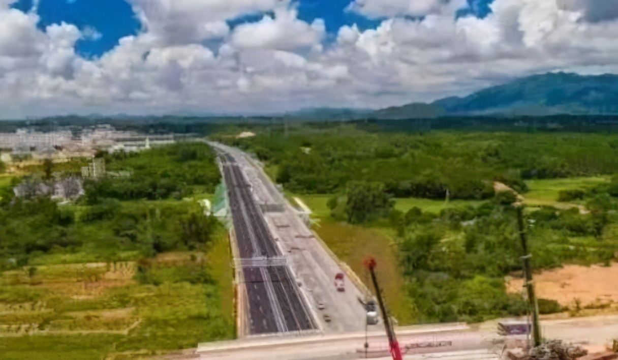 广东在改扩建一条高速公路，预计年底通车，届时起止点只需45分钟