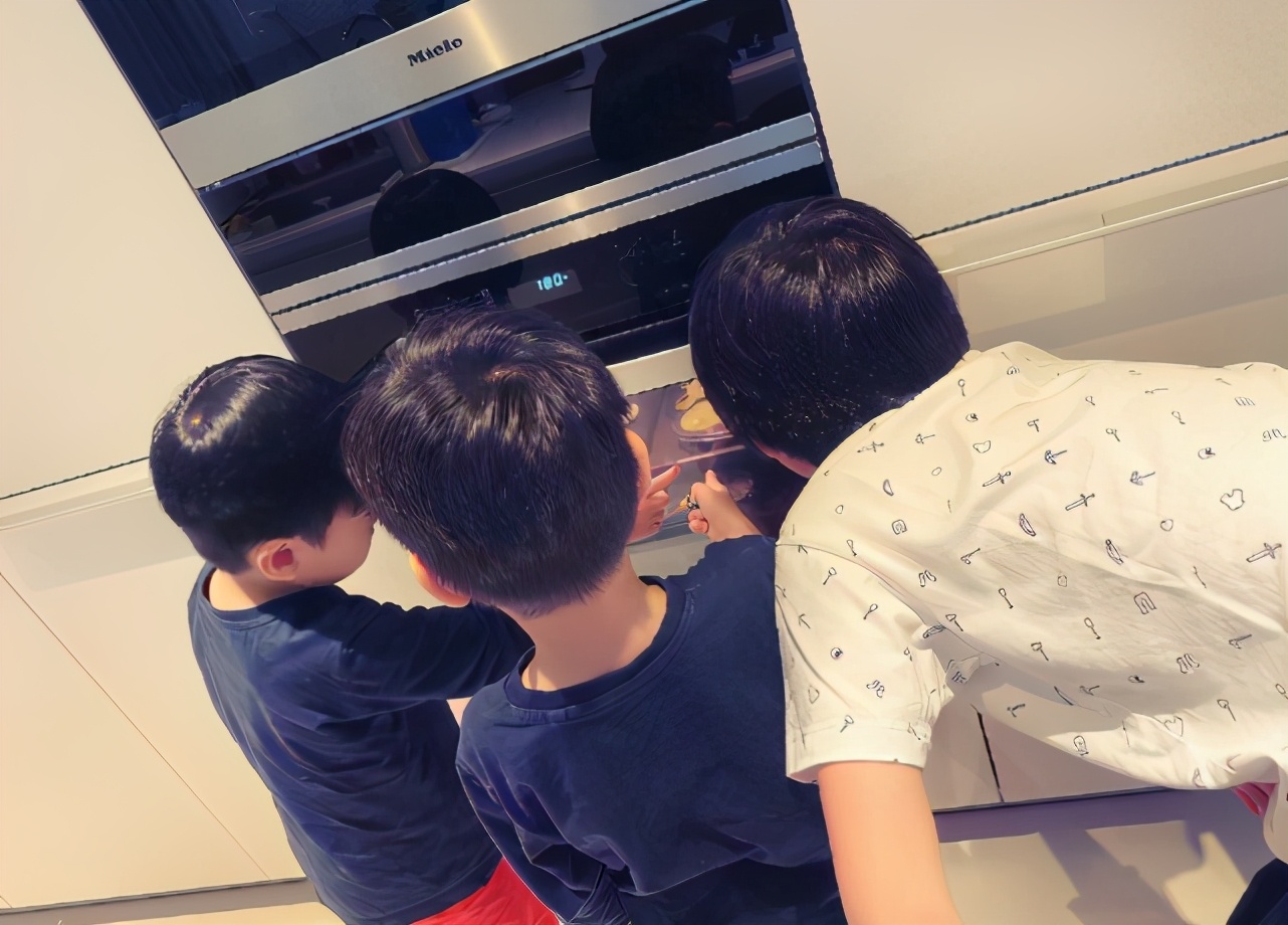 林志穎大兒子暴風抽高，11歲Kimi身高與爸爸只差一個手機