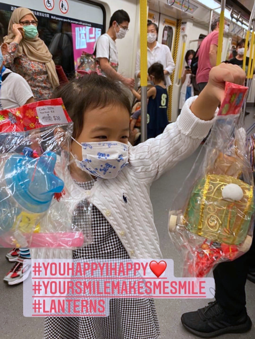 霍启刚抱女儿坐地铁感受生活，三岁霍中妍越长越美太像奶奶朱玲玲