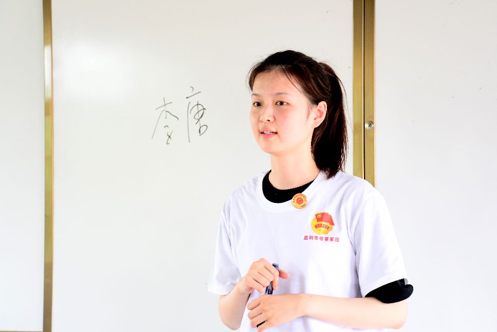 炎炎烈日送清涼，留守兒童樂開懷