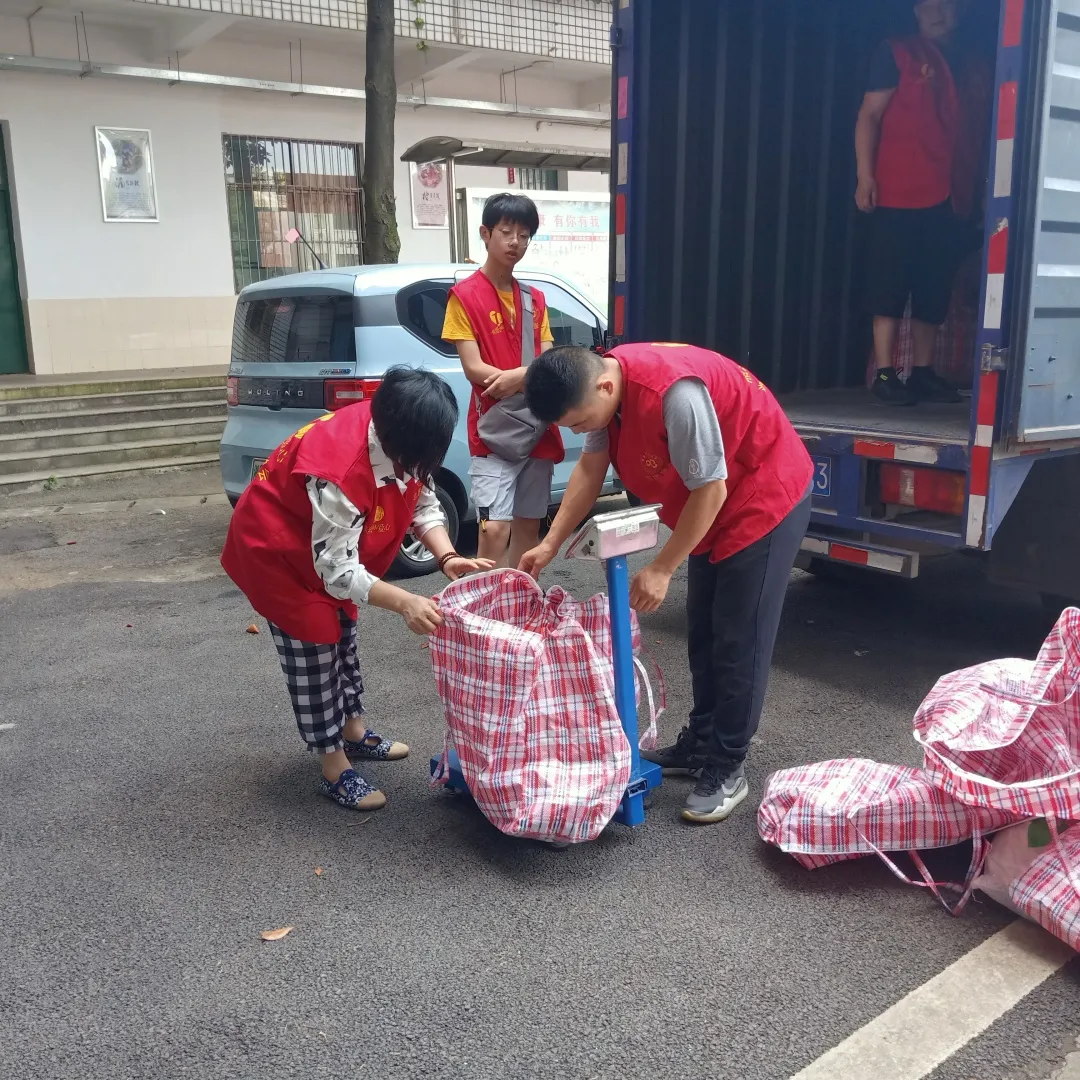 “一张纸献爱心”行动走进湘潭市第十一中学