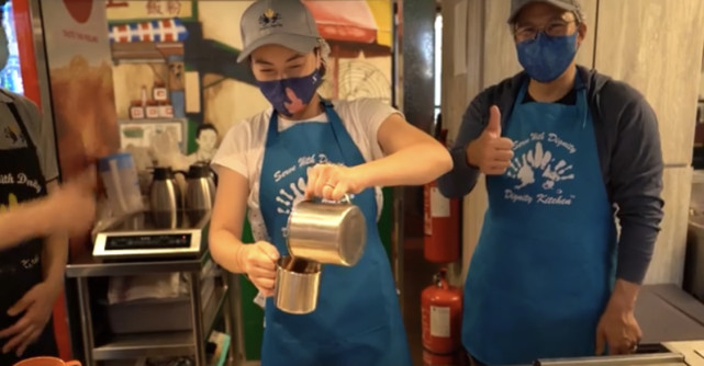 郭晶晶陪丈夫工作顯靦腆，小露一手讓霍啟剛當眾暴露“迷弟”本色