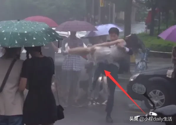邢昭林梁洁拍公主抱戏时差点栽倒，谁注意他腿