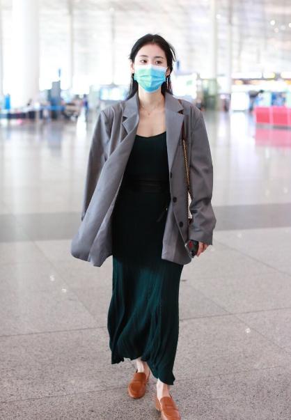 张碧晨真是懂时尚，穿灰西装配墨绿长裙太高级