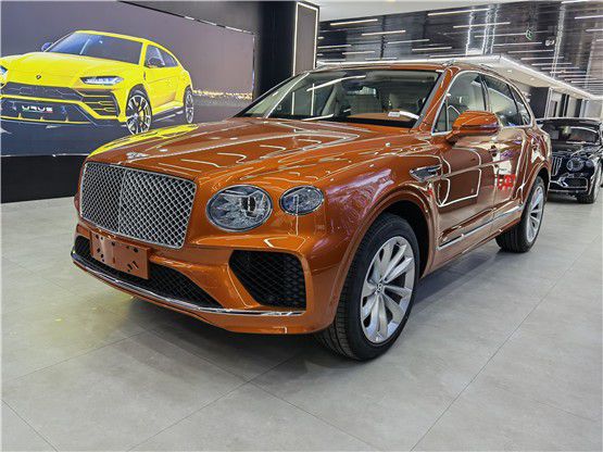 21款宾利添越前脸设计采用非常丰富的线条组合,随心所欲却能顺应时代