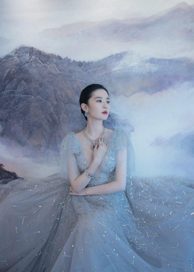 刘亦菲现身片场，疑与工作人员产生分歧，因拍摄太认真与人僵持？