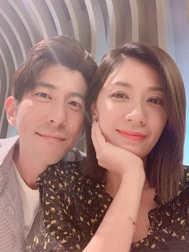 賈靜雯發文為老公慶生，修傑楷親自下廚做大餐，一家五口幸福同框