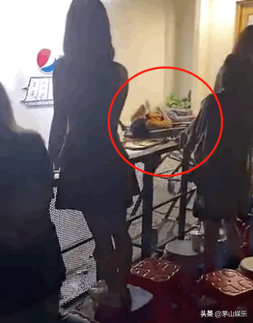 不想|胡宇桐吐槽不想被气到心脏病 臧鸿飞也发文：为什么搜不到简单点这首歌