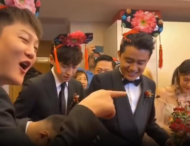 邓伦又当伴郎！穿帅气西装提礼物一路小跑，戴清宫头饰被伴娘捉弄