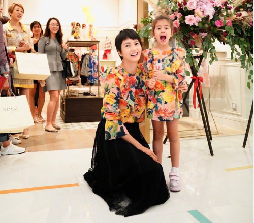 梁詠琪帶娃做蛋糕，45歲素顏真實，5歲混血女兒門牙掉光仍漂亮