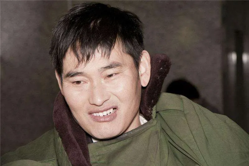 被村民欺负、遭粉丝踹门，充当老好人的大衣哥