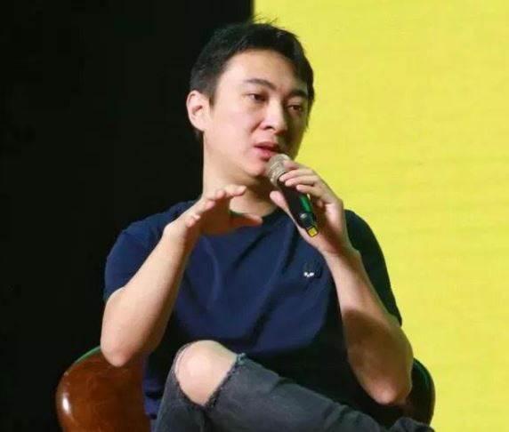 王思聪穿女款毛衣现身成都！美女作伴还有保镖护航，他也很接地气