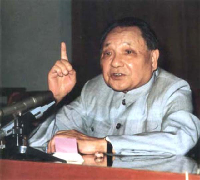 放弃对台湾使用武力？79年邓小平访美面对刁难，他如何作答？