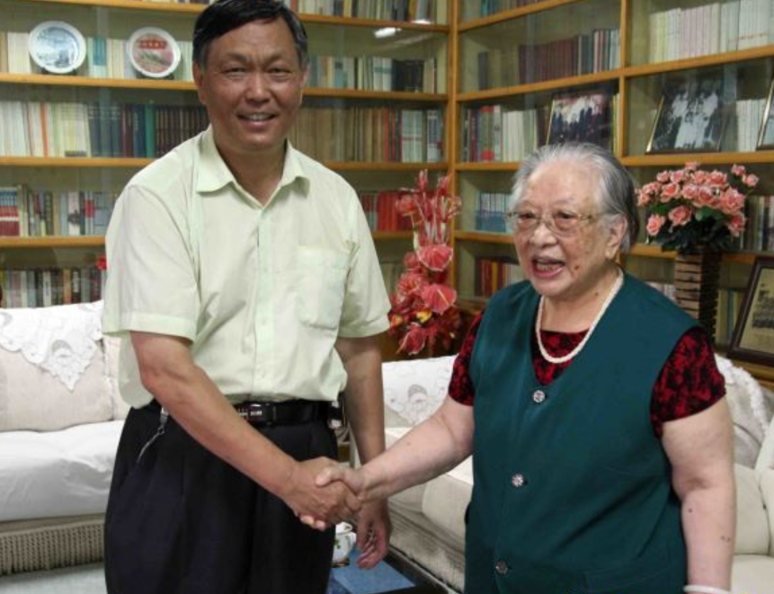 她16岁嫁给肖华，44岁被囚3年，50岁与被关六年的