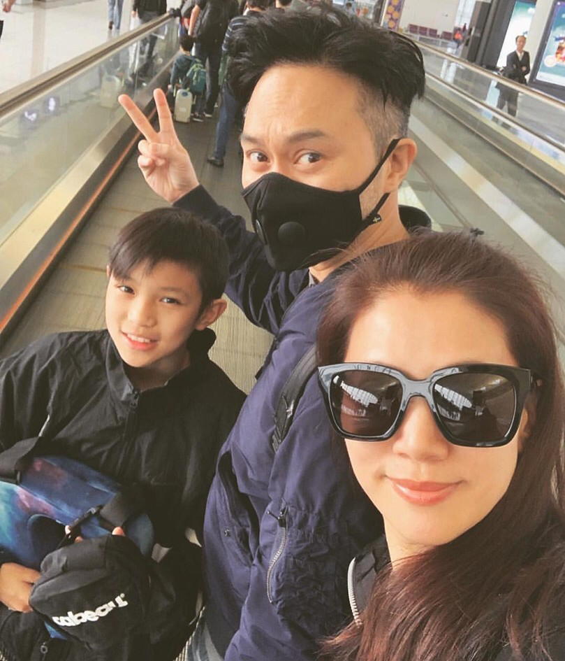 張智霖夫婦攜兒子逛街，15歲張慕童身高超過父親，兩人互動超有愛