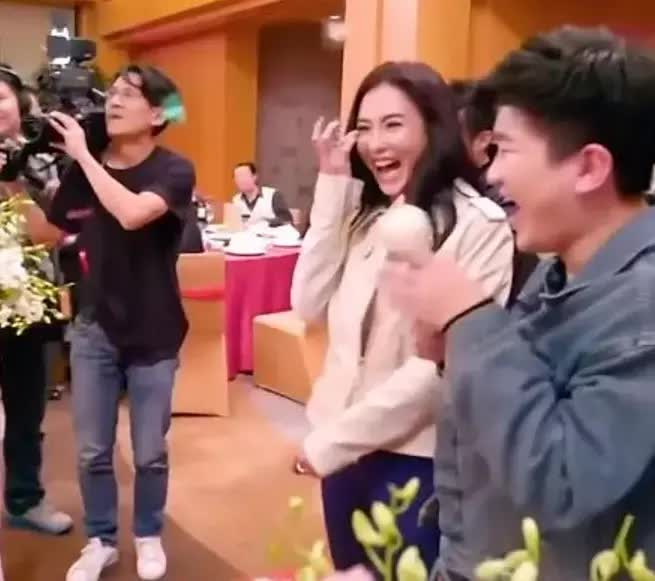 張柏芝罕見同框任賢齊，白衣配初戀發參加婚禮，把新娘風頭都搶了