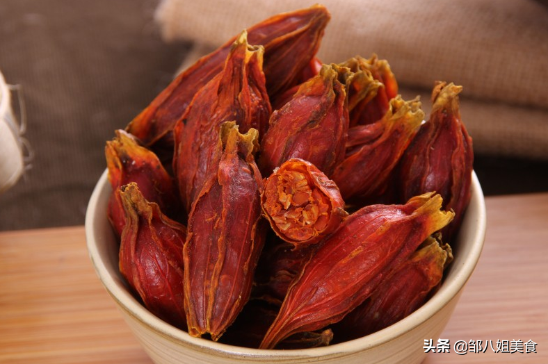 在家做道盐焗鸡翅，金黄诱人，皮滑肉嫩，有电饭锅就行，教您做法