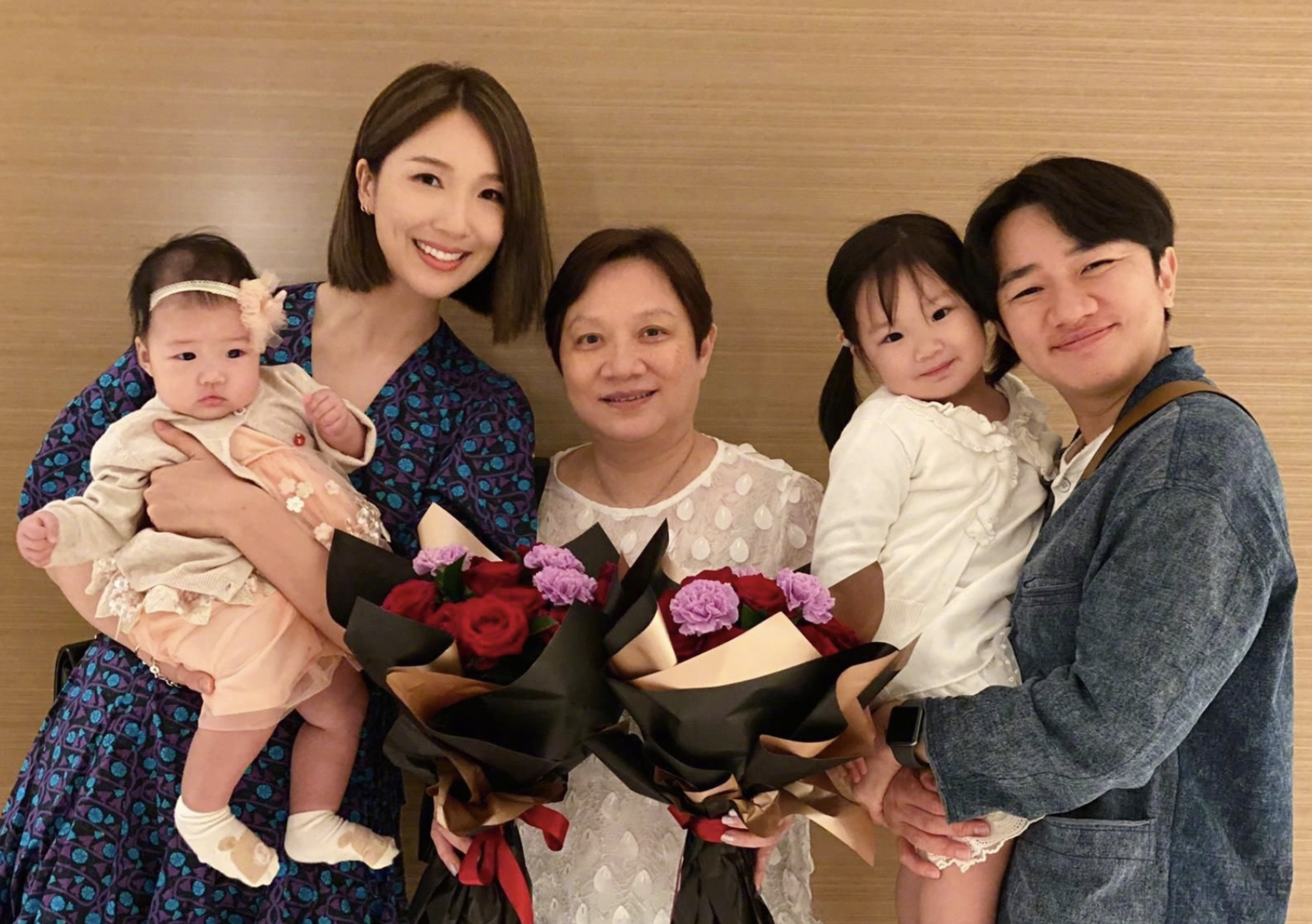 李亚男晒迪士尼度假照，王祖蓝将女儿扛在肩膀上，爸爸力max