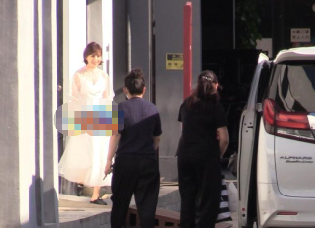 佟丽娅工作获儿子探班，4岁朵朵由两保姆照顾，母子互动超有爱