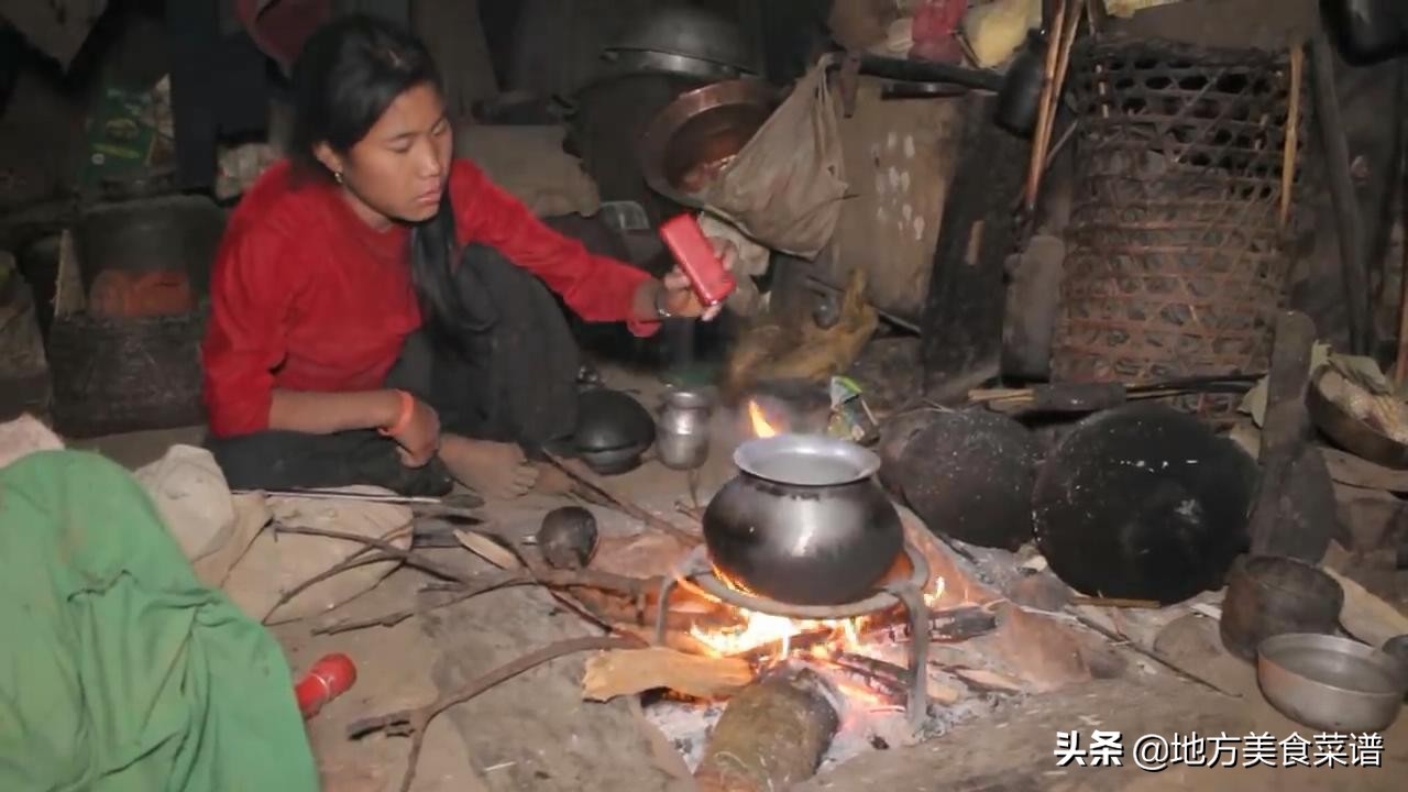 尼泊尔山区小姑娘大冬天摘野菜，回家还要煮饭炒菜，看着让人心疼