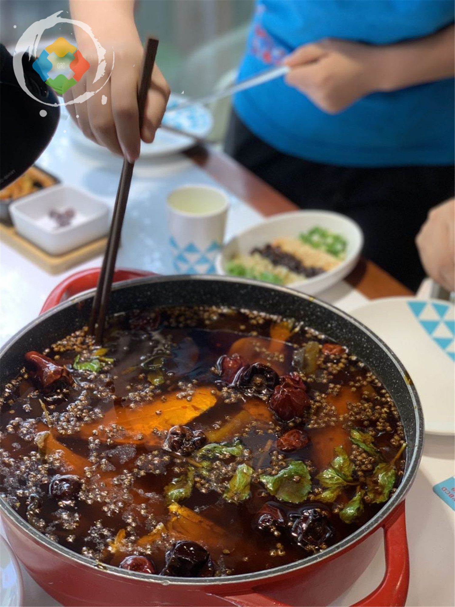 重庆噱头十足的耗儿鱼火锅，在美国打广告，特色蘸料有5种食材