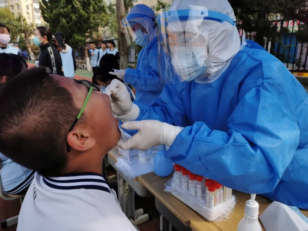 市口腔医院医护核酸采样进校园，筑牢市南区34所学校防护网