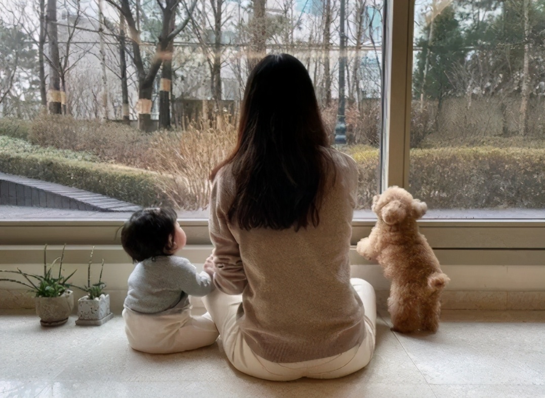 崔智友母女同框，9月女兒首露面小臉肉嘟嘟，落地窗前花園似森林