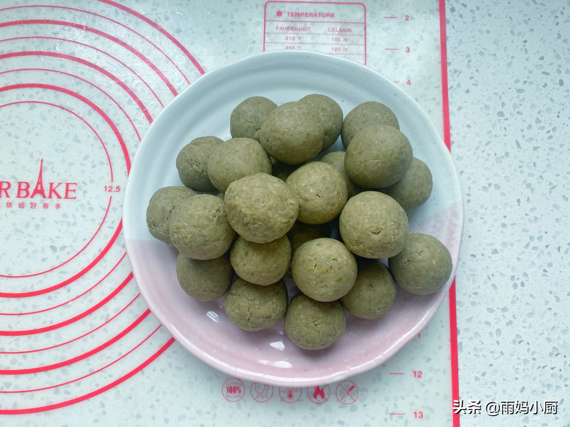 70岁老妈爱吃的绿豆饼，在家就能做，外酥里香又清甜，解暑必备