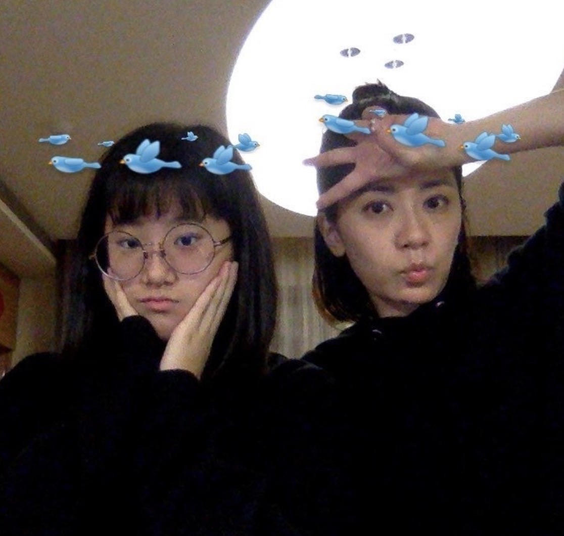 梧桐妹晒与妈妈妹妹同框，波妞戴卷发器爱臭美，贾静雯素颜仍年轻