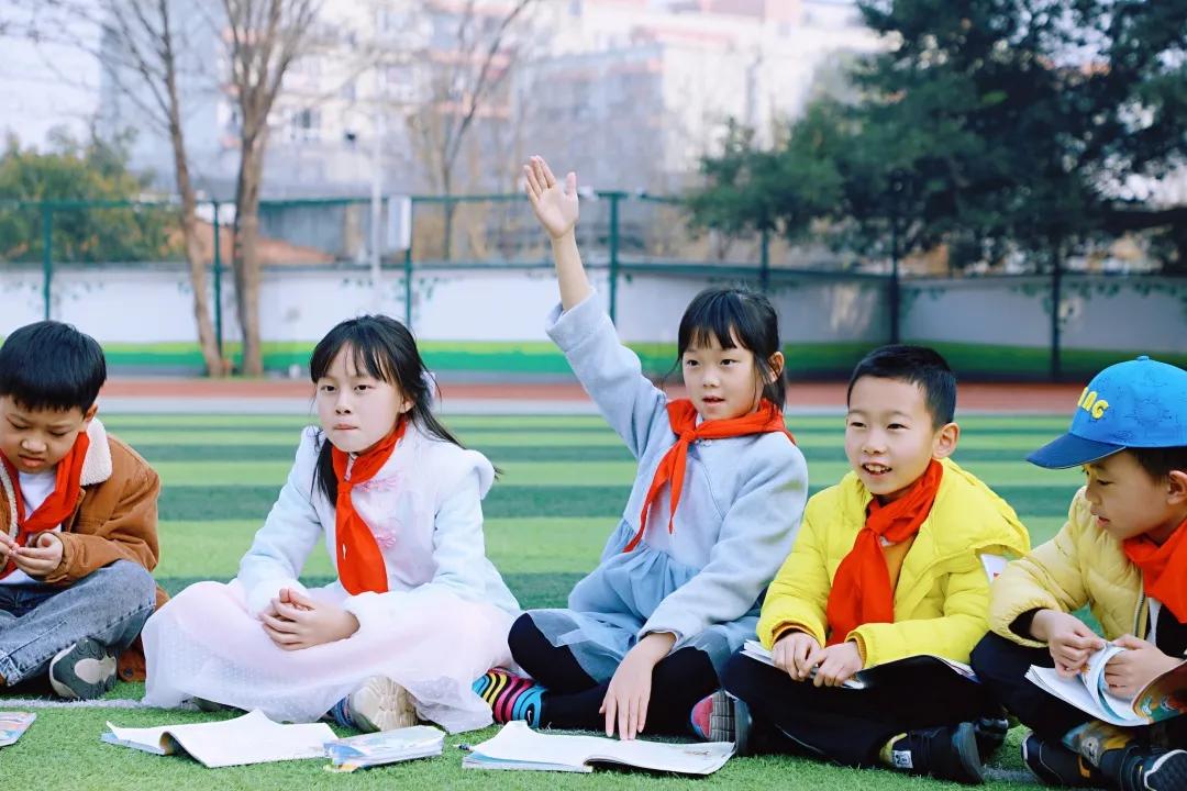 带上五官到校园里寻找春天——成都市华中附小大自然的语文课