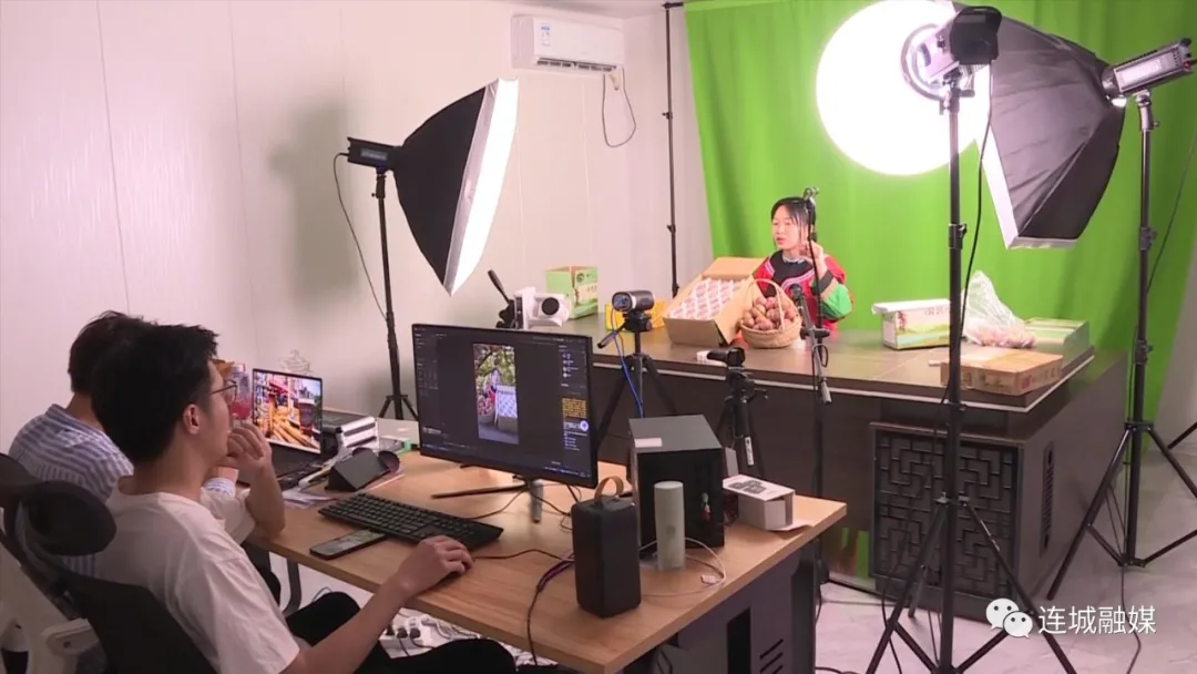 连城四堡：村企“牵手”促产业发展 雾阁村电商直播基地助力芙蓉李销售