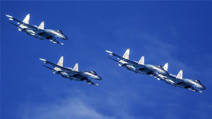 一吨油能飞多远？F22能飞370公里，苏57能飞457公里