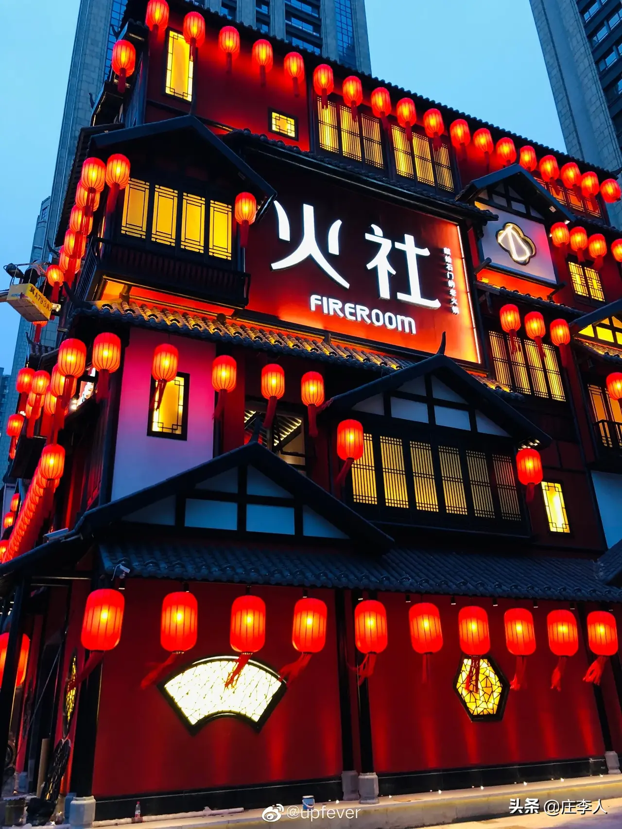 两大明星同开火锅店，为何口碑两极化，更爱谁