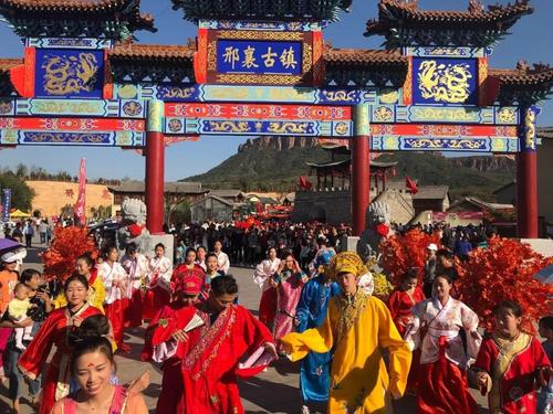 河北这个“假古镇”突然走红，耗资30亿门票0元，人潮拥挤值得来
