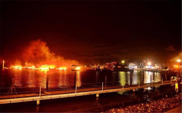 旧金山码头突发火灾，战舰时不时传出爆炸声，
