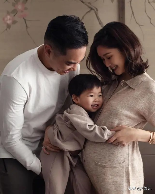 TVB花旦岑麗香宣布誕下二胎兒子夫妻倆同時分享與小兒子的合影
