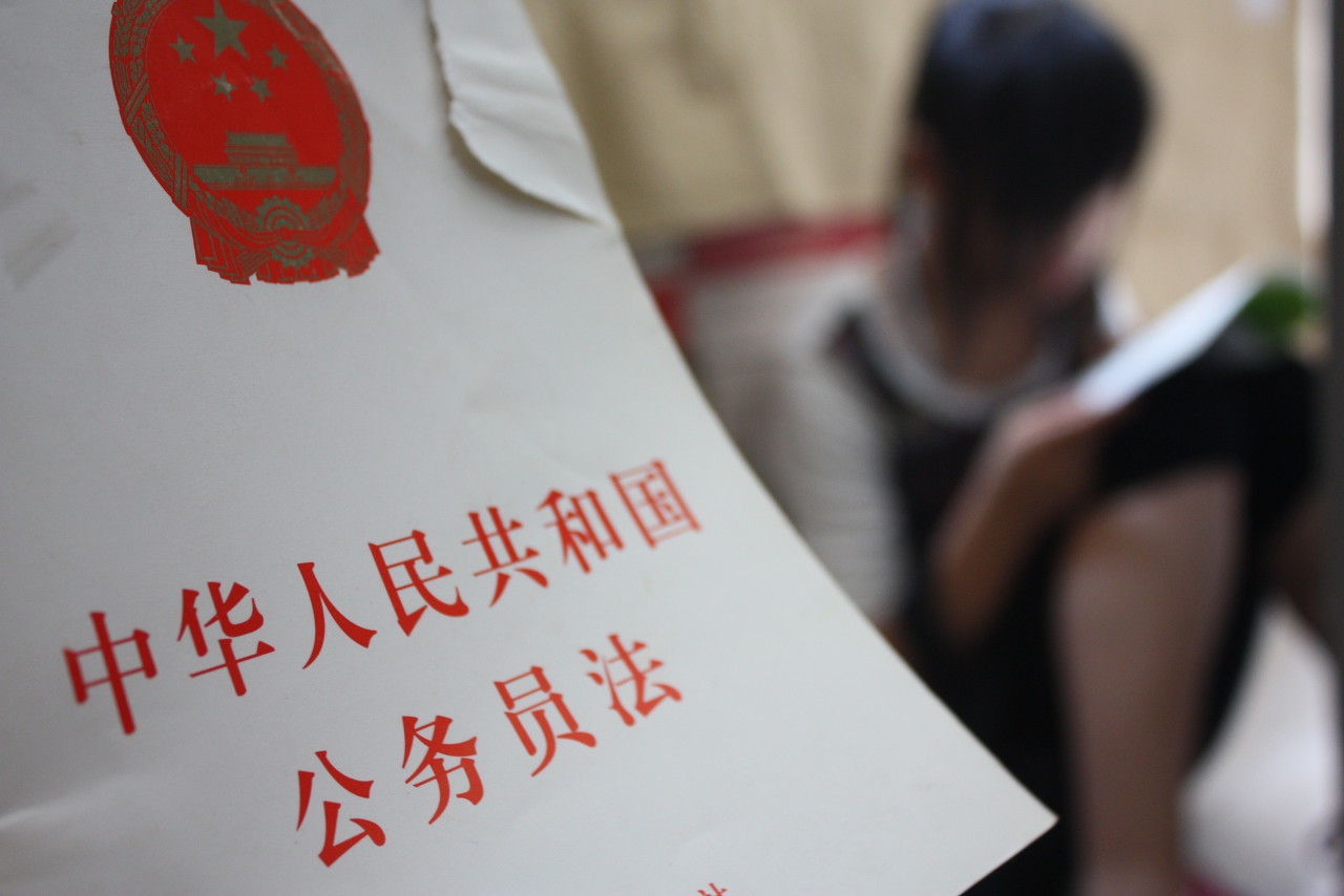 女生选择公务员还是中小学老师呢？