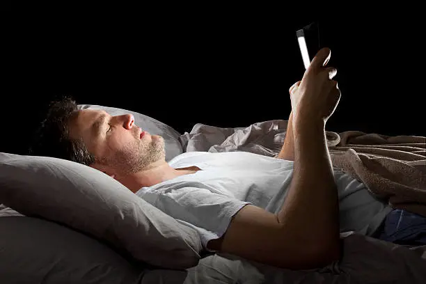 睡觉时，手机不能放床头？电量低、充电时，辐射大？这些答案得弄清楚