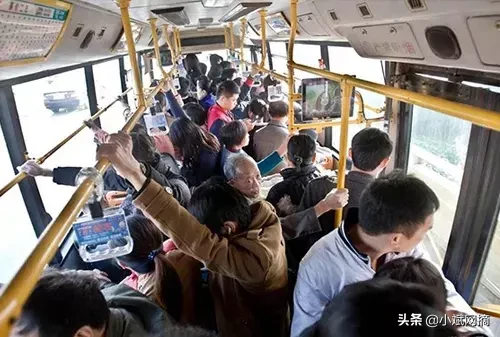 公交车上人挤人，为什么交警就不管，难道它们是有超载特权吗？