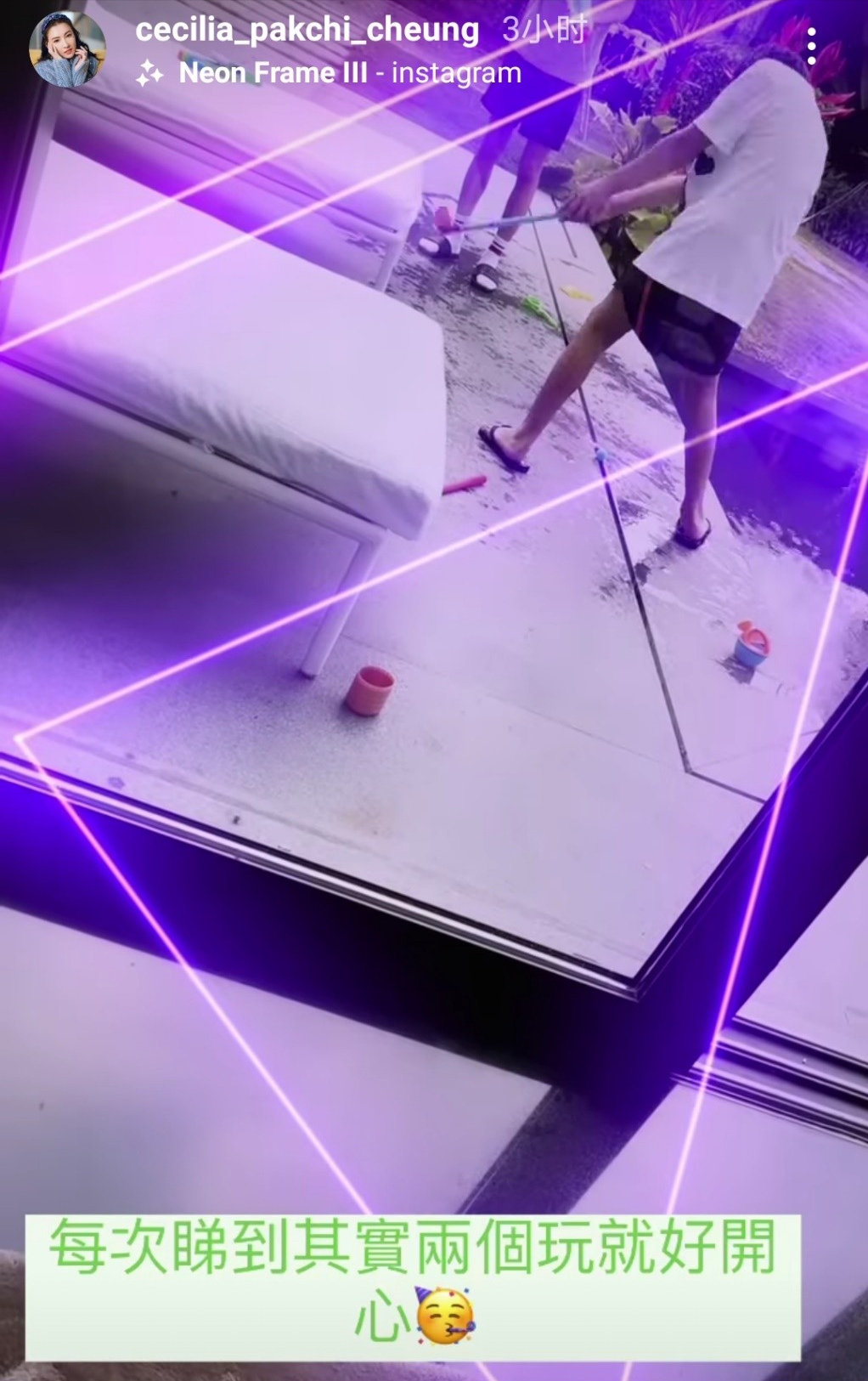 張柏芝曬合影，兩個兒子開心比耶，母子三人清一色大長腿太出眾