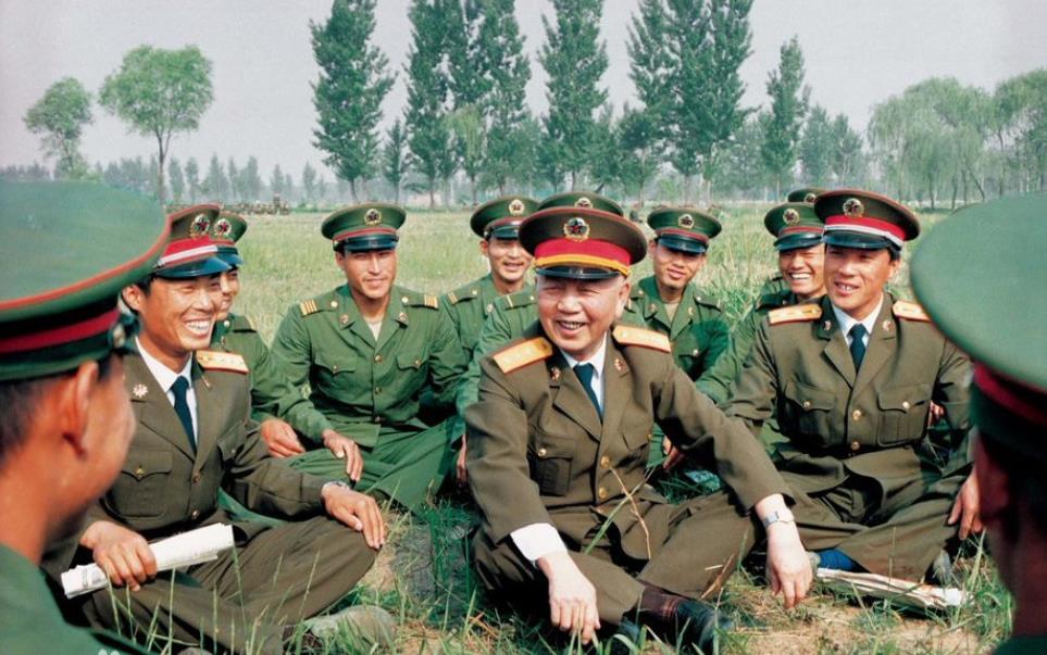 刘华清：64岁踮起脚看别人航母，让人心酸，晚年