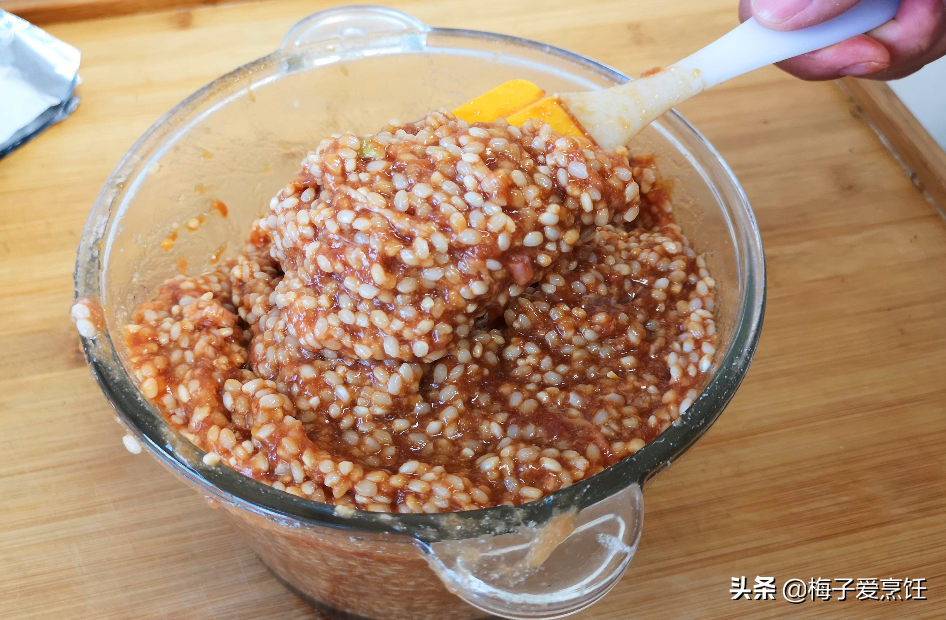 The method of making glutinous rice and pork intestines is salty, fragrant, soft and glutinous. There are no additives, and the ingredients are simple.