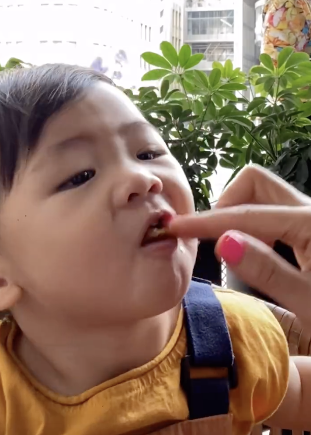蔡少芬闢謠治病後心情好，騎單車攜子溜達過六一，魚蛋練功萌態足