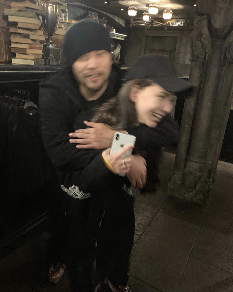 昆凌參加親子運動，女兒搬輪胎不嬌氣，弟弟高冷比耶成Q版周杰倫