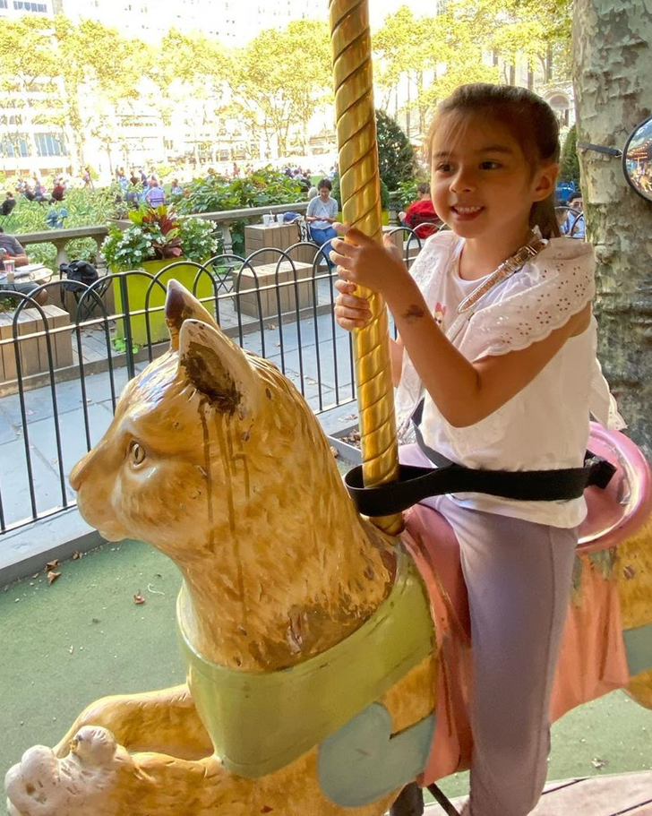 梁咏琪携女儿出门郊游，6岁Sofia身高出挑，足足高了同学一个头