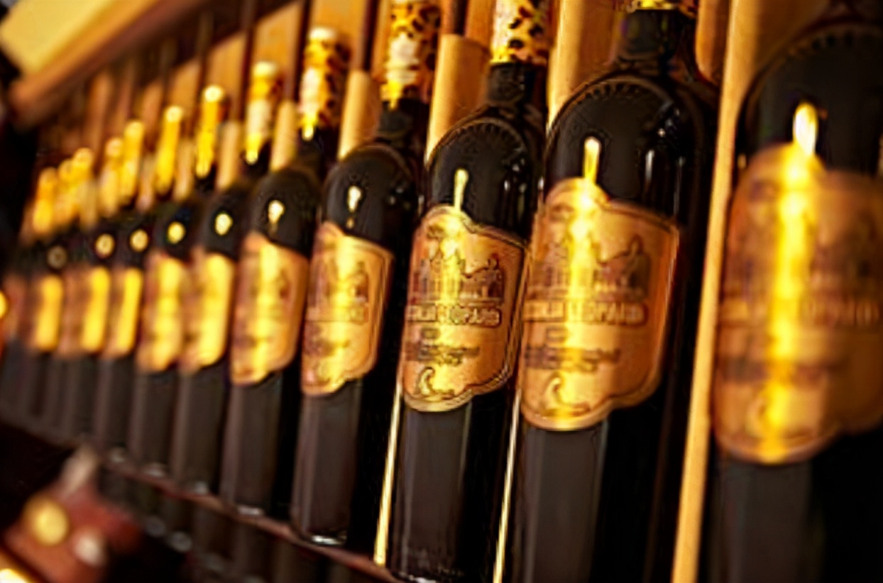 民進黨政客可真忙，美國豬肉還沒吃上，又開始搶購澳大利亞紅酒了