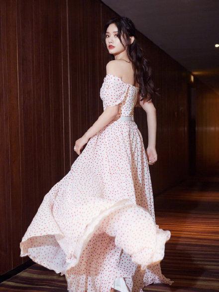 杨颖抠图走红毯遭网友怒谯带坏风气，费加罗风