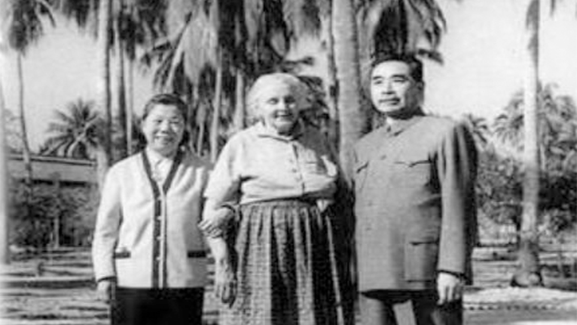 1960年，站在周恩来夫妇中间，笑容灿烂的外国美女，她是谁？