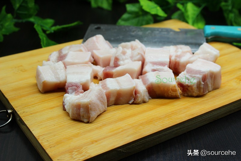 秋冬季，五花肉別紅燒，加山藥倒入砂鍋燉一燉，熱乎乎很暖胃